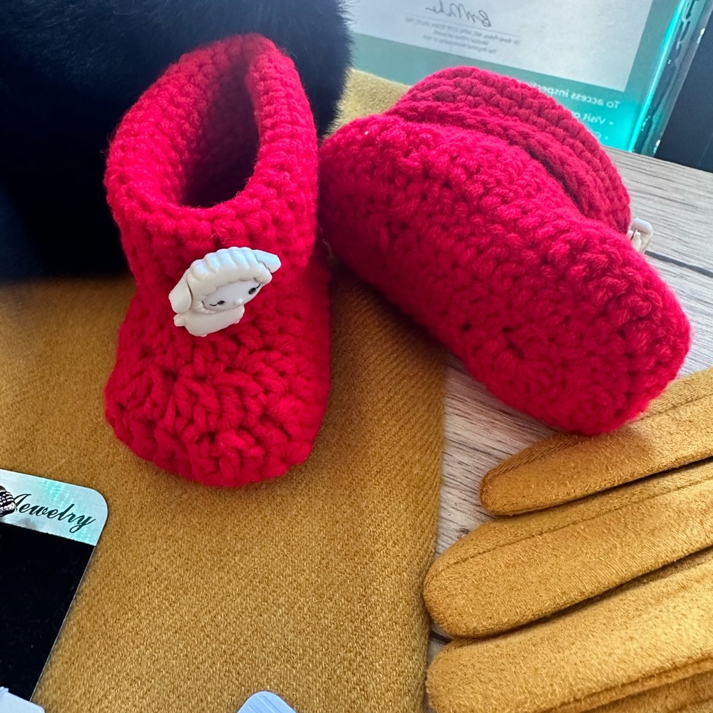 Red baby booties - Picture 1 of 2